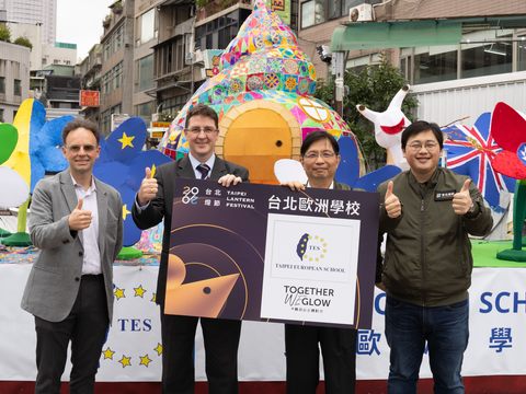 台北市政府副秘書長簡哲宏(右二)、觀光傳播局局長劉奕霆(右一)、台北歐洲學校註冊暨行銷處長Mr. Kerry Nockolds(左二)、台北歐洲學校美術老師Mr. Eamonn O'Callaghan(左一)在記者會上共同點燈。
