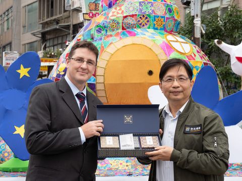 台北市政府副秘書長簡哲宏致贈台北歐洲學校註冊暨行銷處長Mr. Kerry Nockolds台北伴手禮，感謝台北歐洲學校再次參與台北燈節。