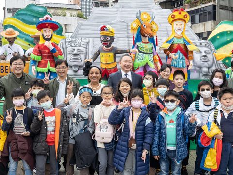 小學生開心與貝里斯花燈合影。