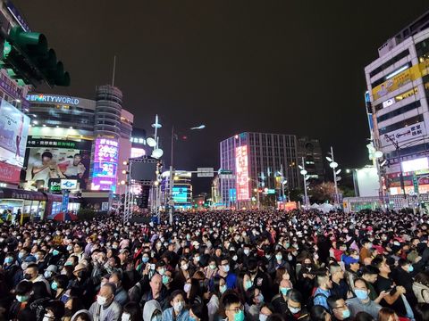 台北燈節今日盛大開幕吸引滿滿人潮