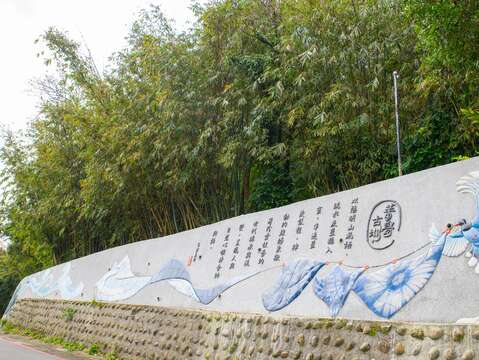 菁礐古圳意象牆，訴說藍染製作過程