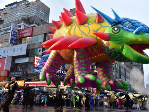 轉洞台北大遊行七彩甲龍大型空飄氣球出現在南港路現場，為遊行帶來一波高潮