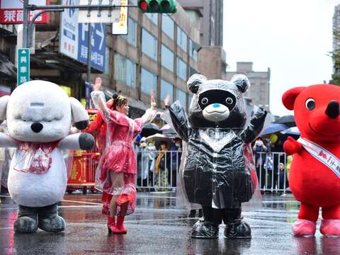 台北市政府人氣吉祥物熊讚，與來自日本的千葉君、東森得意狗共同為轉洞台北大遊行揭開序幕