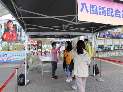 遊客耳溫如大於或等於38度，園區將婉拒入園
