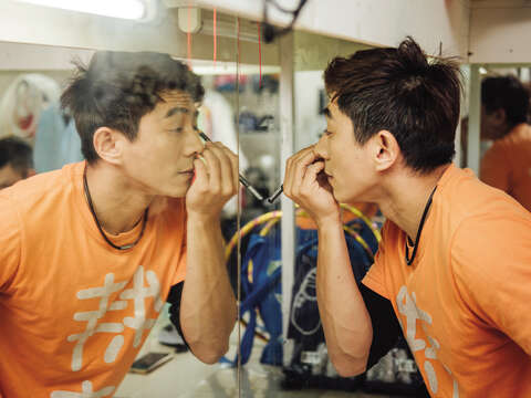 In the Taiwan Acrobatic Troupe, performers have to learn how to apply makeup by themselves. (Photo / Samil Kuo)
