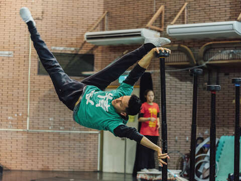 It takes endless practice and rehearsal to put together a perfect traditional folk acrobatics show. (Photo / Samil Kuo)