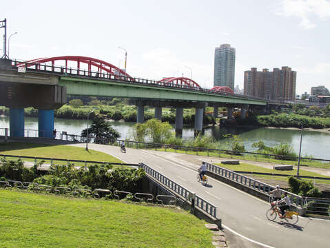 台北市は自転車のレンタルがしやすく、リバーサイドでは至るところでYouBike を見かけます。