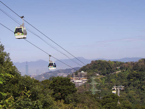 Don’t miss out on the gondola ride to enjoy the city view when riding to Maokong. (Photo / Taiwan Scene)