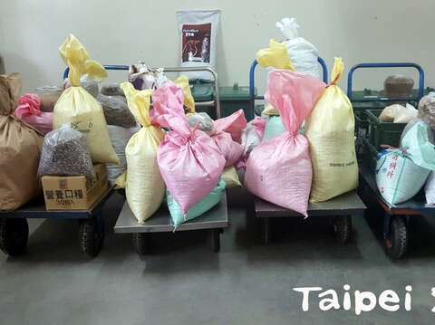 飼料調配中心每天需要供應高達350種2500隻動物的伙食（一日的乾料量）