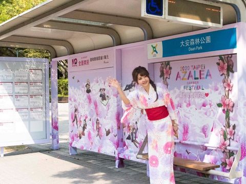 杜鵑花造型公車亭邀請候車民眾一同徜徉花朵之中