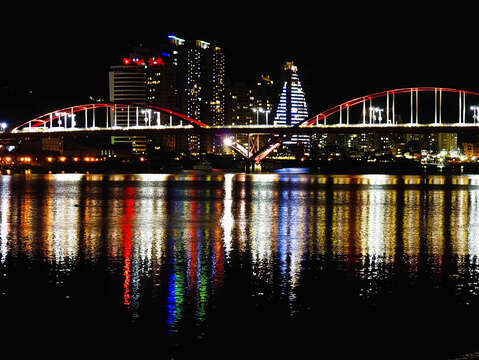 關渡碼頭附近有關渡大橋 擁有絕佳的河岸美景