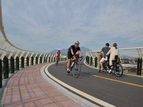 關渡碼頭附近景點 中港河自行車橋