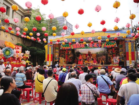 松山の慈祐宮で行われる媽祖の巡行イベントには、毎年多くの信者が祝寿の線香を上げるために参拝します。（写真/ 松山慈祐宮）