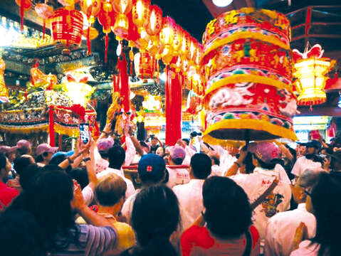 松山の慈祐宮で行われる媽祖の巡行イベントには、毎年多くの信者が祝寿の線香を上げるために参拝します。（写真/ 松山慈祐宮）