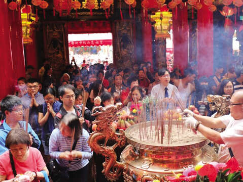 松山の慈祐宮で行われる媽祖の巡行イベントには、毎年多くの信者が祝寿の線香を上げるために参拝します。（写真/ 松山慈祐宮）