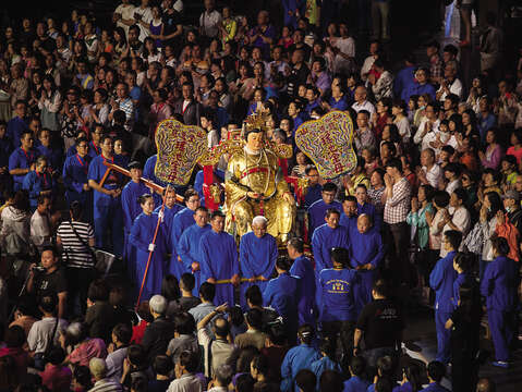 松山慈恵堂で巡行儀式が行われる際は、信者たちが巨大な母娘の神像を担いで町中を練り歩きます。 (写真／松山慈恵堂）