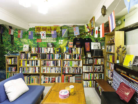 Brilliant Time Bookstore hopes to serve as a place for Taiwanese to learn more about Southeast Asian immigrants and migrant workers. (Photo / Lin Guanliang)