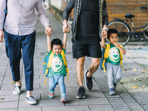​​​​​​​The boys' carefree smiles are the greatest consolation in their fathers' lives. (Photo / Kris Kang)