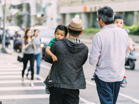 台北の街角を歩く姿は、誰もがオープンで寛容なこの都市で自由自在に生活できることを表しています。