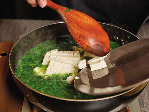 Spinach Soup w/ Chicken & Tofu (Step3-1)