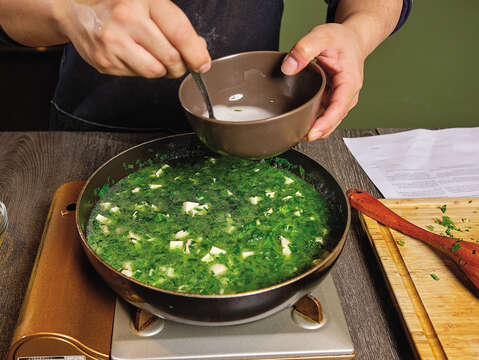 Spinach Soup w/ Chicken & Tofu (Step4-2)