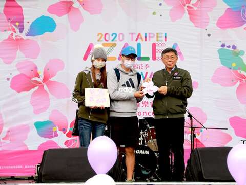 市長加碼贈送幸運民眾杜鵑花季約定胸章