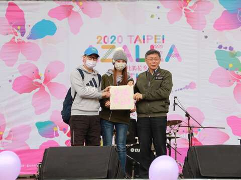 市長親手製作杜鵑花絹印帆布袋贈送現場幸運觀眾