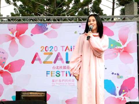 空靈歌手白安接力獻唱，現場民眾沈醉浪漫氛圍。