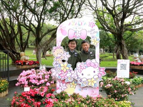 柯市長與台北市政府觀光傳播局局長劉奕霆在大安森林公園Hello Kitty情境裝置合影