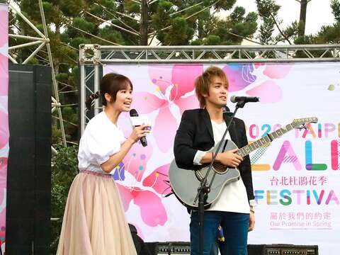 歌手稻村壤治獻唱多首經典中、日文歌曲。