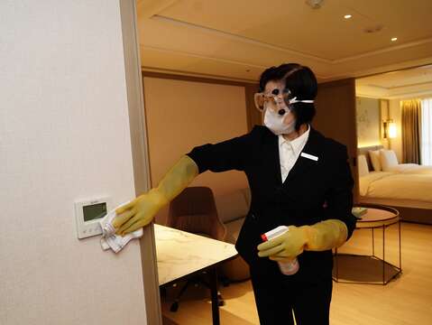 飯店業者依照旅館防疫手冊規定進行消毒