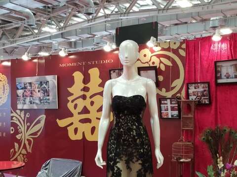參展店家提供精緻婚紗禮服供民眾選購