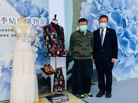 臺北市政府柯文哲市長與台北市婚紗攝影商業同業公會高志榮理事長於活動婚紗禮服展示處合影