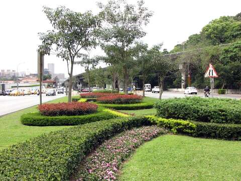 辛亥隧道北側綠地，運用複層植栽種植手法增加景觀層次感