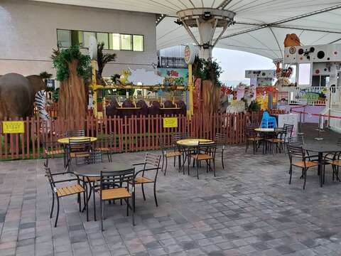 兒童新樂園-美食街座位區加大距離