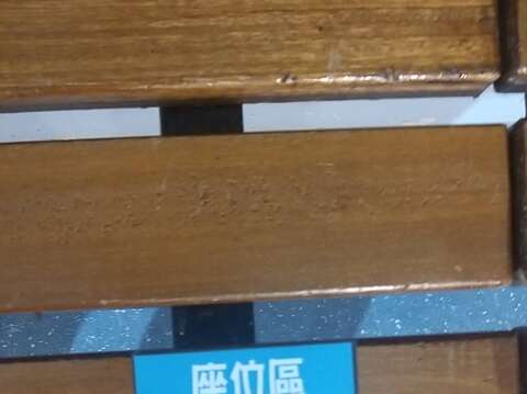 冰上樂園-座椅皆貼有告示