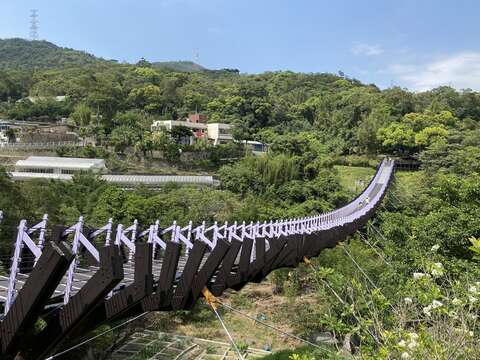 白石湖吊橋宛如巨龍空中飛舞。