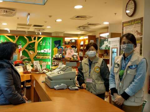 圖2.關渡自然公園園區工作人員配戴口罩服務民眾