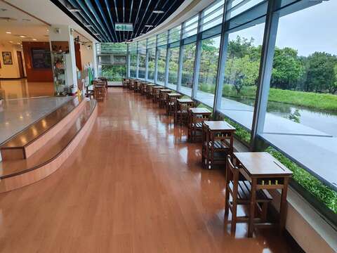 圖3.關渡自然公園室內自然中心觀景區座位保持社交安全距離1.5公尺