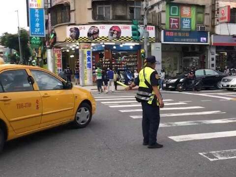 警察指揮交通