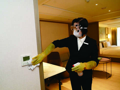 防疫旅館人員依照作業標準執行消毒