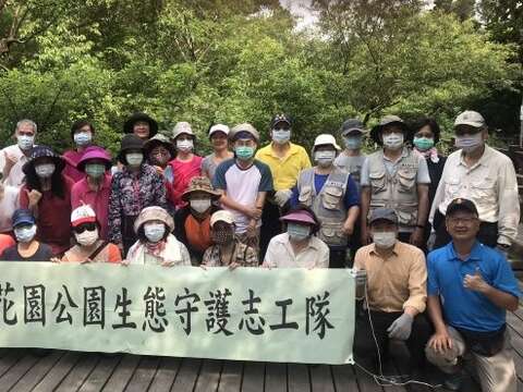 榮星花園公園生態守護志工隊每月會進行一次生態池維護工作。