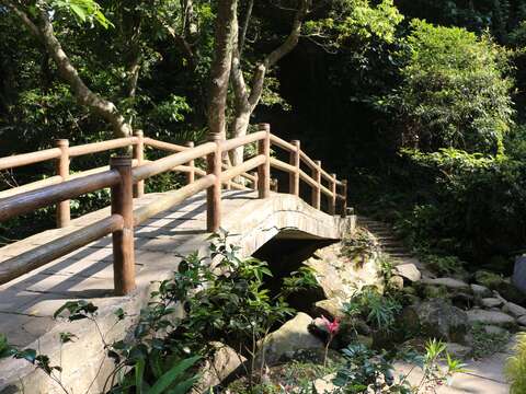 穿過拱橋，進入隱身山林的小花園，栽植了許多種類的草花，令人流連忘返