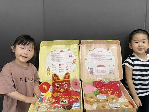 林安泰古厝109年防疫創意研發-平安康泰到你家diy禮盒 左為抓週禮盒、右為收涎禮盒