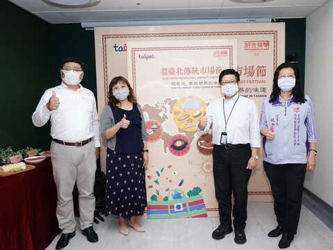 起跑儀式-左起有無外送執行經理沈昌宏、市場處汪昭華副處長、產業局林崇傑局長、攤商