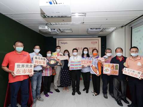 產業局林崇傑局長、市場處汪昭華副處長與公有零售市場自治會會長合影