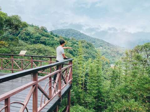 溪山鐵馬驛站遠眺山景。
