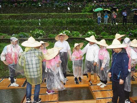 市長與小朋友互動_竹子湖名陽匍休閒農莊_高讚賢攝
