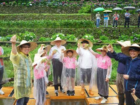 市長與小朋友合影_竹子湖名陽匍休閒農莊_高讚賢攝