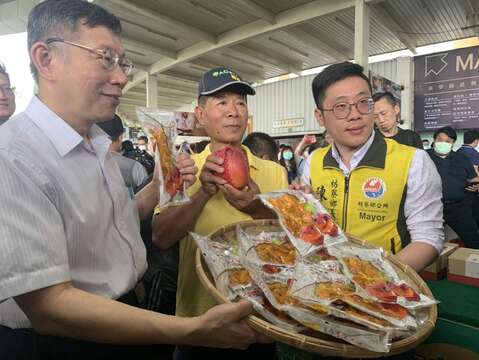 市長鄉長與芒果攤商合照